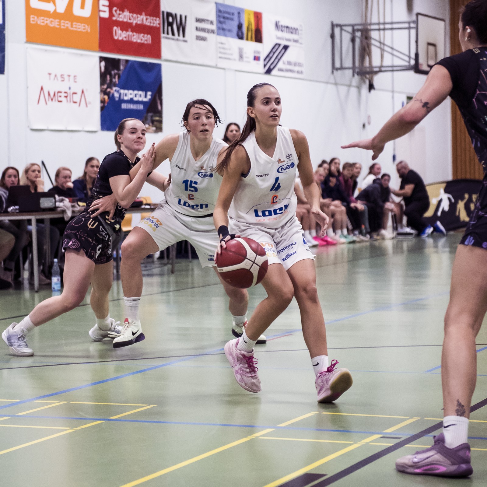 Kapitänin Jarla Müller (Nr. 4) beim Zug zum Korb gegen den UBC Münster