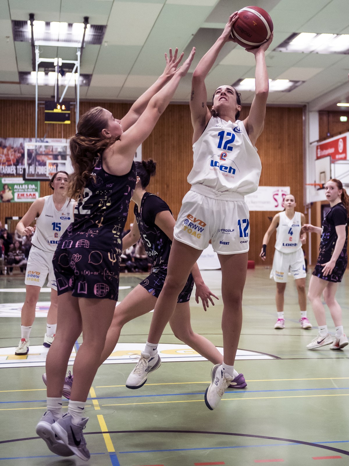 Sarah Talon (Nr. 12) beim Abschluss gegen den UBC Münster